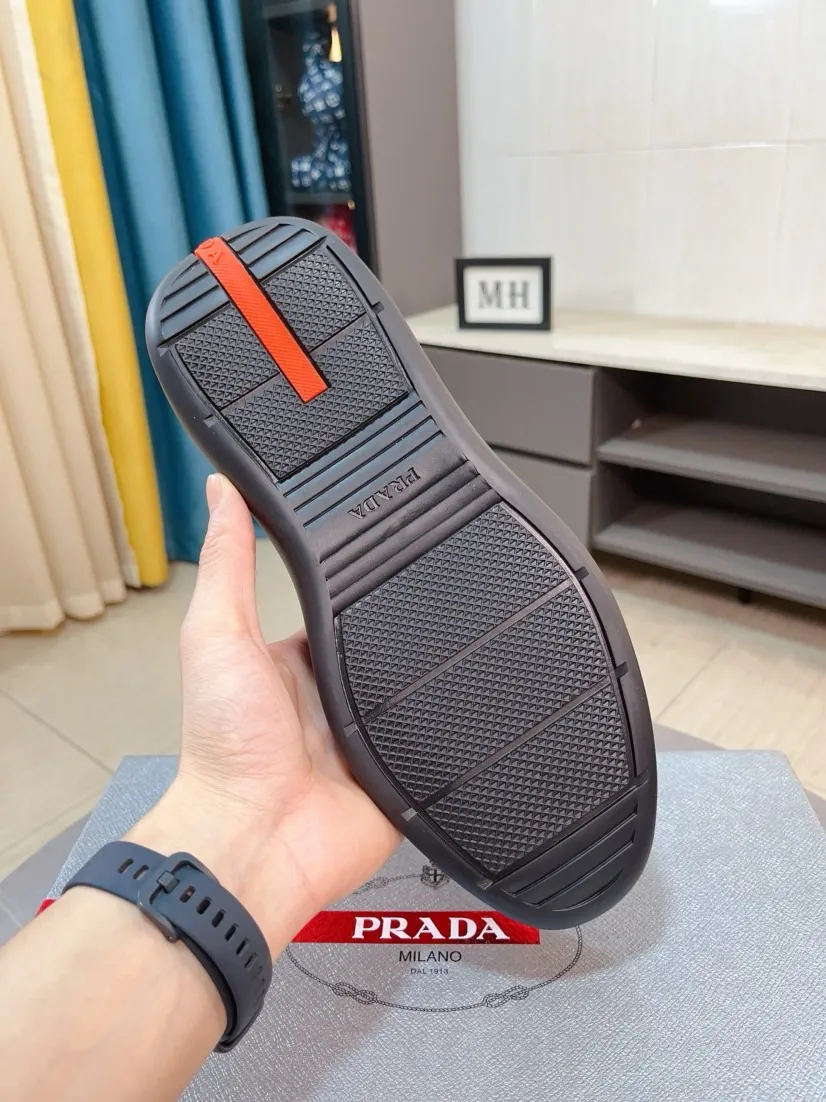 Men's shoes 💰420🌹🌹Prada is a luxurious and fashionable high-end product ✊🔥The perfect last shape and top-notch handcrafting make this shoe immediately create a strong aristocratic atmosphere. Imported first-layer cowhide with brogue carving crafts💋Genuine leather lining🎶Rubber combination outsole specially imported from France for leather shoes😍Color: Mysterious Black☕️Size 38～44